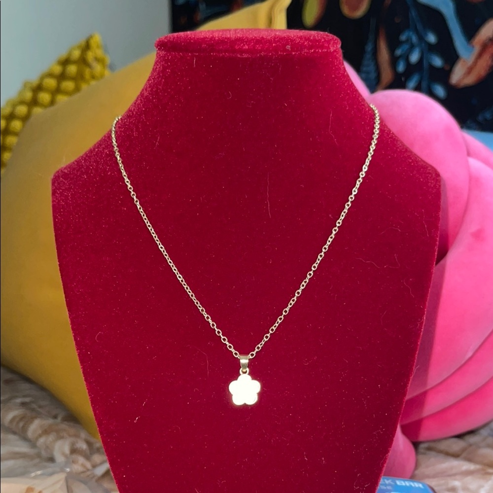 Gold Flower Pendant Necklace NWOT